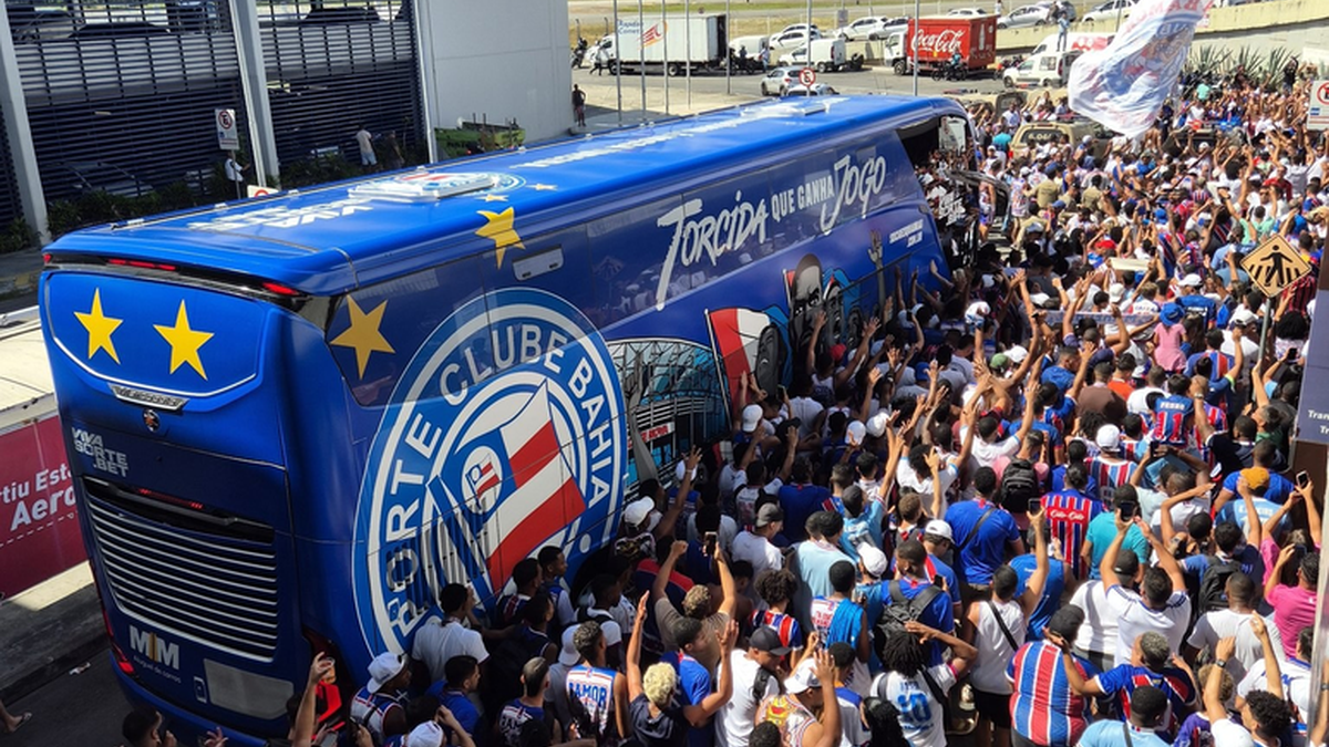 Torcedores do Bahia fazem festa no desembarque da equipe para a Colômbia