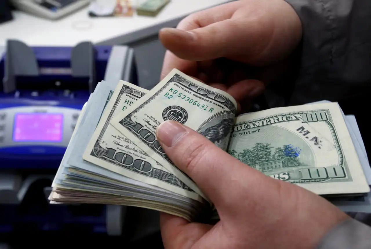Dólar fecha o dia em R$ 5,585, menor cotação desde outubro