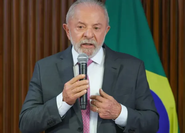Lula diz que Brasil ‘não se entrega’ antes de tarifa dos Estados Unidos