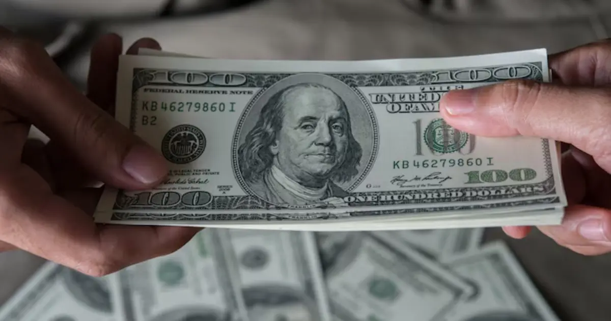 Dólar sobe e Bolsa cai com repercussão da ata do Copom e de pesquisa eleitoral
