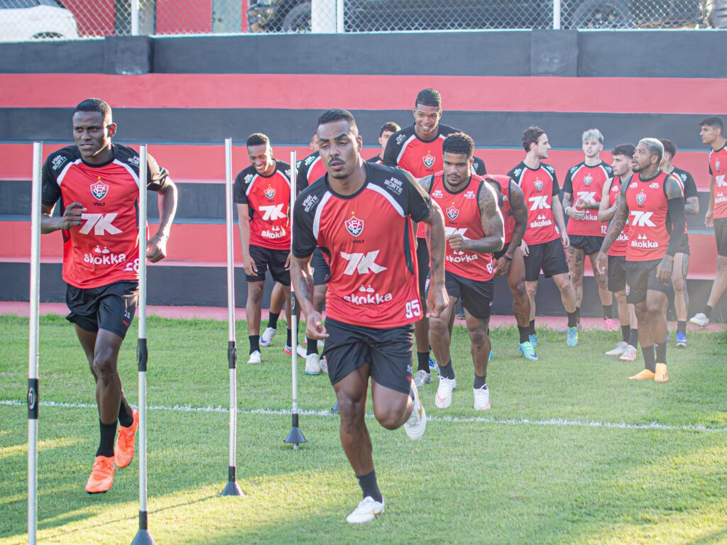 Vitória treina em dois períodos de olho na reta final da temporada