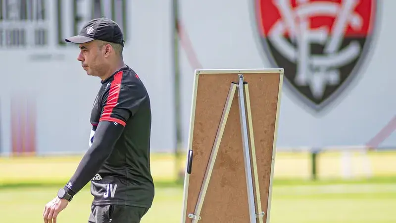Vitória volta aos treinos de olho no Corinthians