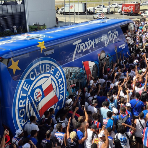 Torcedores do Bahia fazem festa no desembarque da equipe para a Colômbia