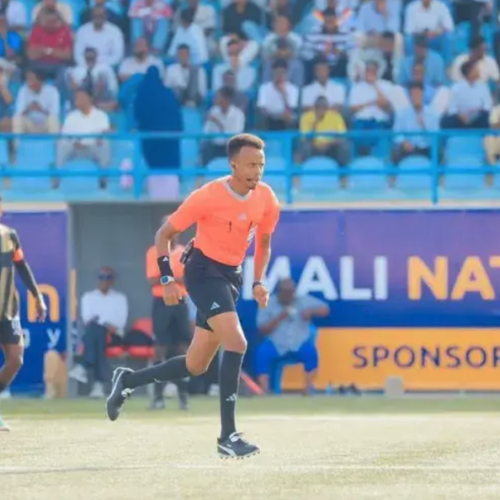 Árbitro barrado nos EUA revela que ficou detido por horas